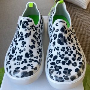 Oofos OOMG EEZEE snow leopard New In Box